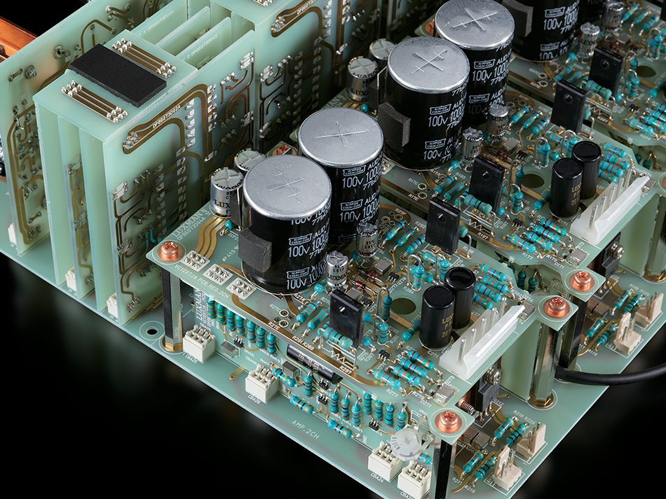 Luxman-c10-x-uklady-lifes-lecua układy scalone przedwzmacniacza Luxman C10-X, widać pary kondesatorów ze stopnia wzmacniającego