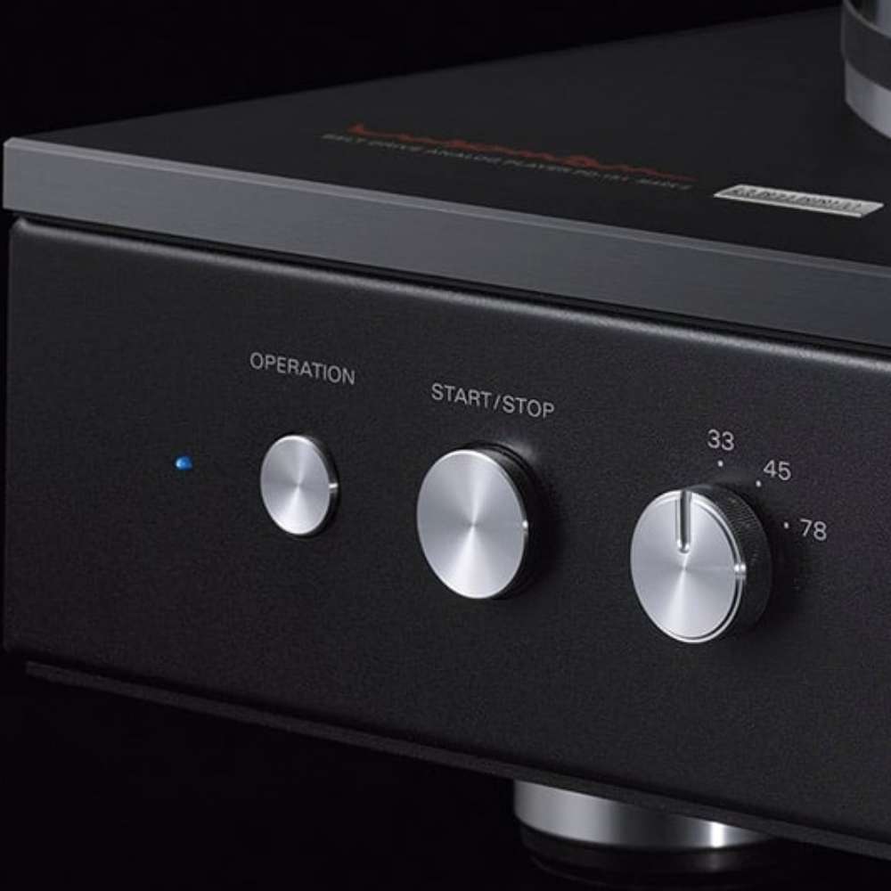 fragment frontu gramofonu Luxman PD-151 MKII B Black Edition